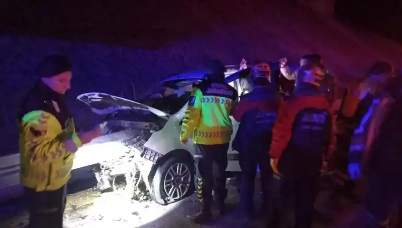 Bariyer Otomobile Saplandı, Korkutan Kaza: 4 Yaralı