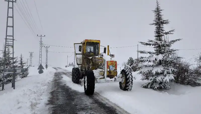 Kayseri'de Kış Şartlarıyla Mücadele: Kardan Kapanan Yollar Yeniden Açılıyor