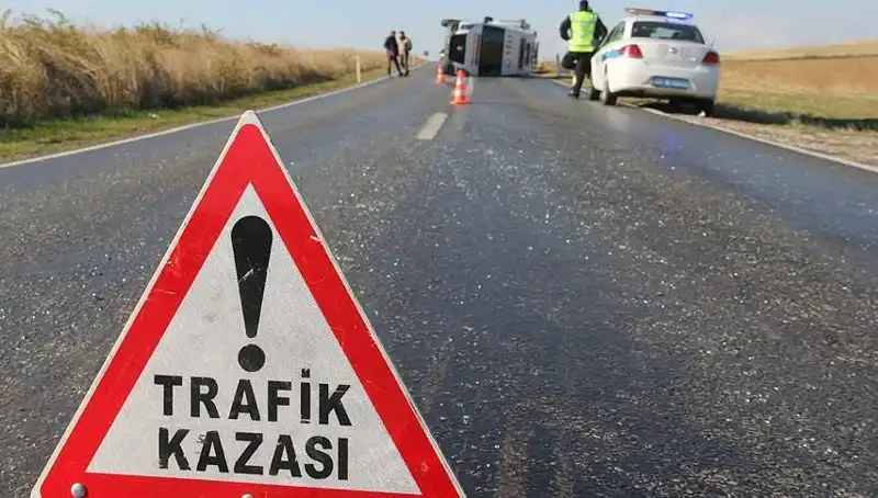 Otomobil Servis Minibüsüne Çarptı: 8 Yaralı, 6'sı Çocuk