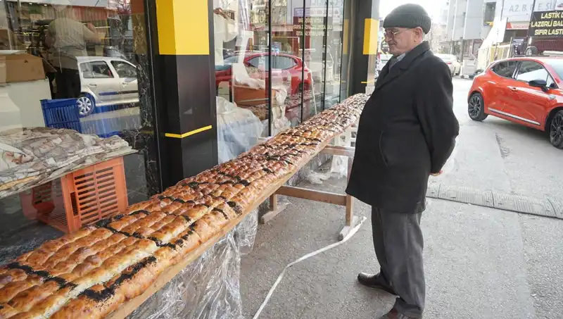 7 Metrelik Pide Rekoru: 8 Kişi İki Saatte Tamamladı!