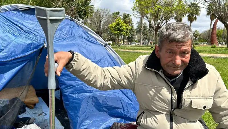 Kaza Sonrası Hayatı Değişen Genç, Parkta Çadırda Yaşamaya Başladı