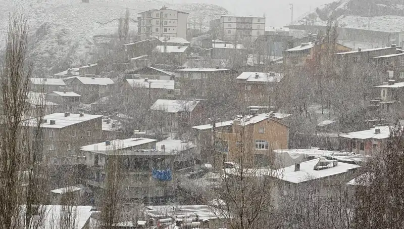 Hakkari’de Nisan Ayında Beklenmedik Kar Yağışı Sürücülere Zor Anlar Yaşattı