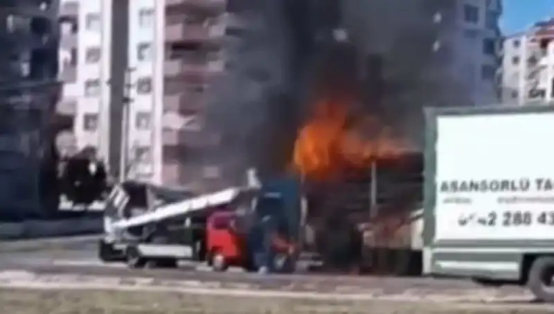 Yangınla Mücadele: Alev Alan TIR'ın Küle Dönüşüm Hikayesi