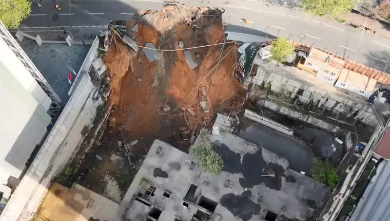 Sarıyer'de Yol Çökmesi: Cadde Trafiğe Kapatıldı, Vatandaş Tedirgin!
