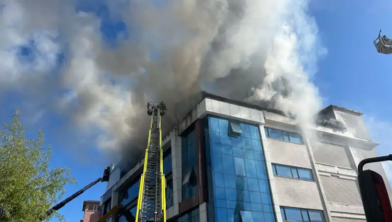 Esenyurt'ta Tekstil Atölyesinde Korkutan Yangın: Can Kaybı Yok, Maddi Hasar Büyük