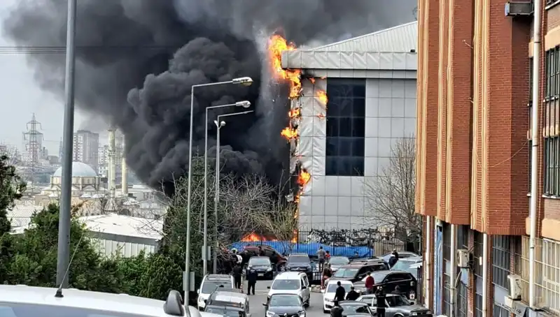 Başakşehir'de Sanayi Sitesinde Yangın! Acil Durum Ekipleri Olay Yerinde