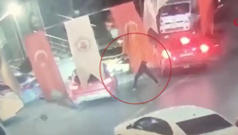 Kağıthane'de Sokak Ortasında Kanlı Olay: Otomobildeki Genç Kurşun Yağmuruna Tutuldu