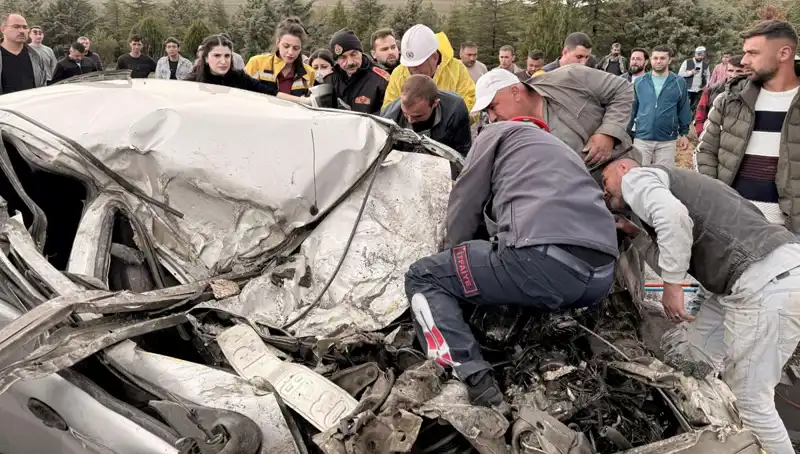 TIR ile Çarpışan Araç Kağıt Gibi Ezildi: Kaza Anının Göz Dolduran Detayları