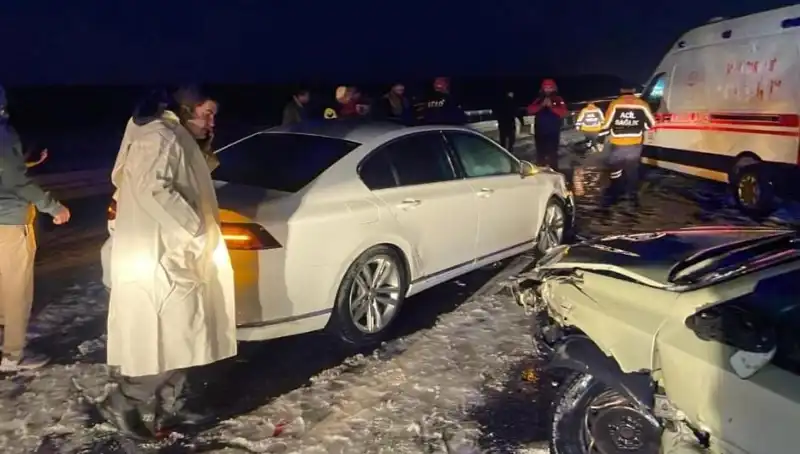 Aksaray’da Zincirleme Trafik Kazası: 15 Kişi Yaralandı, Hayat Kayıpları Sınırda