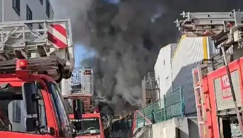 Tuzla'da Dev Fabrika Yangını: Kontrol Altına Alındı, Korku Dolu Anlar Yaşandı