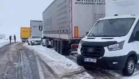 Kars-Ardahan Karayolu'nda Kar Yağışı, TIR'lar Yolda Kaldı
