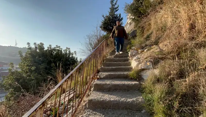 Uçurum Kenarında Hayat: 107 Basamaklı Merdivenle Evlerine Dönüyorlar