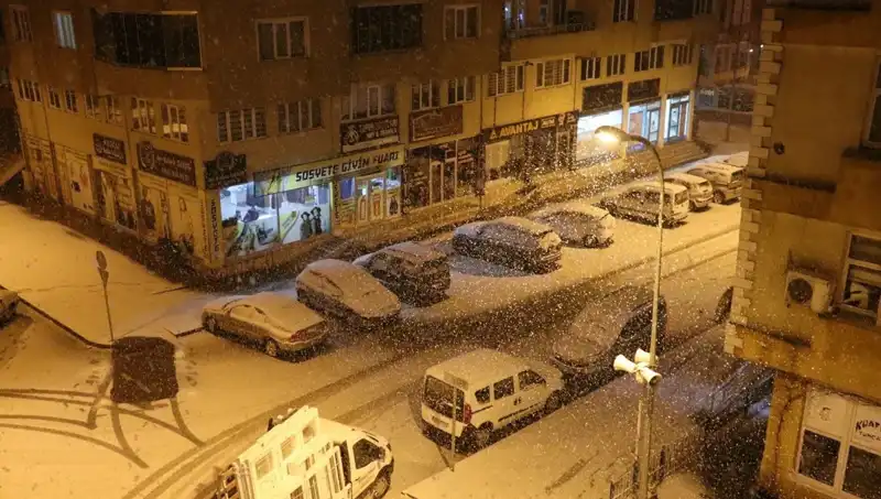 Bir Günde İki Mevsim: Karla Uyanan Şehirde Bahar Sürüyor