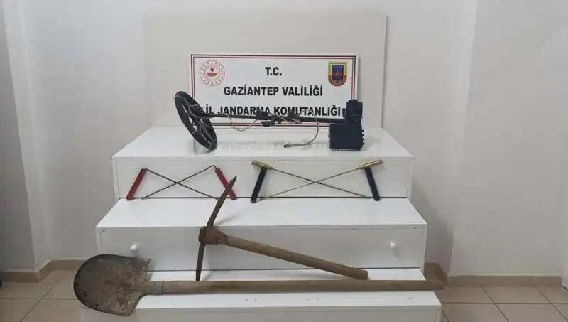 Definecilere Suçüstü! Kaçak Kazı Yapan İki Kişi Gözaltında