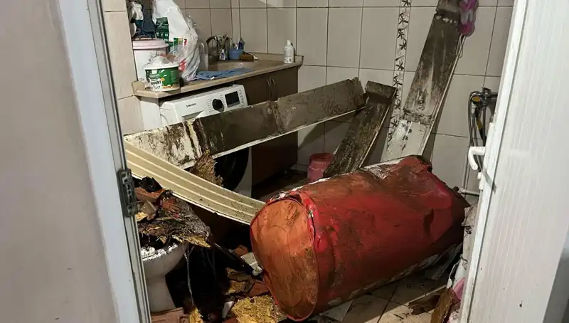Ege Bölgesi'nde Fırtına Alarmı: Caddeleri Beyaza Bürüyen Şiddetli Rüzgar