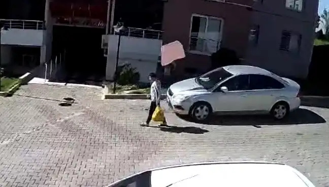 Çatısından Düşen Fayansla Hayatını Kıl Payı Kurtaran Adam