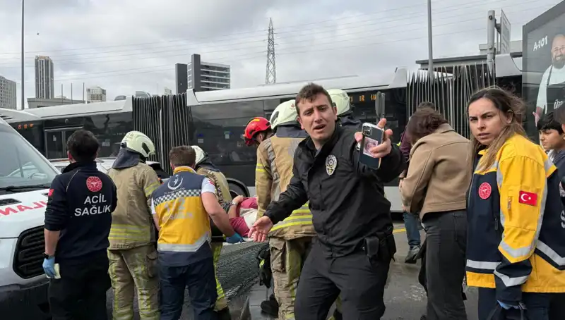 Metrobüste Feci Kaza: Seferler Durduruldu, Hayatını Kaybedenler Var