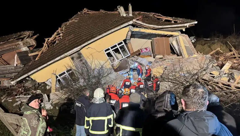 Sinop'ta Üç Ev Heyelan Sebebiyle Yıkıldı: Deprem İçin Önlem Zamanı mı?