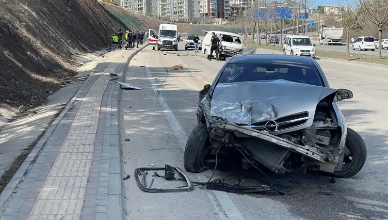 Otomobil Minibüse Çarptı: Feci Kazada 1 Kişi Hayatını Kaybetti