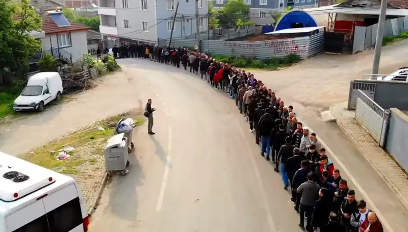 Bursa'da Bayram Geleneği Devam Ediyor: 1 Kilometrelik Kuyruk Kestane Şekeri Getirdi!