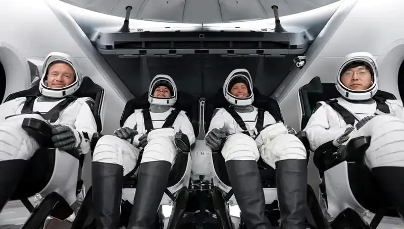 SpaceX'in İnanılmaz Görevi: Uzay Yolcuları Güvenle Dünya'ya İndi