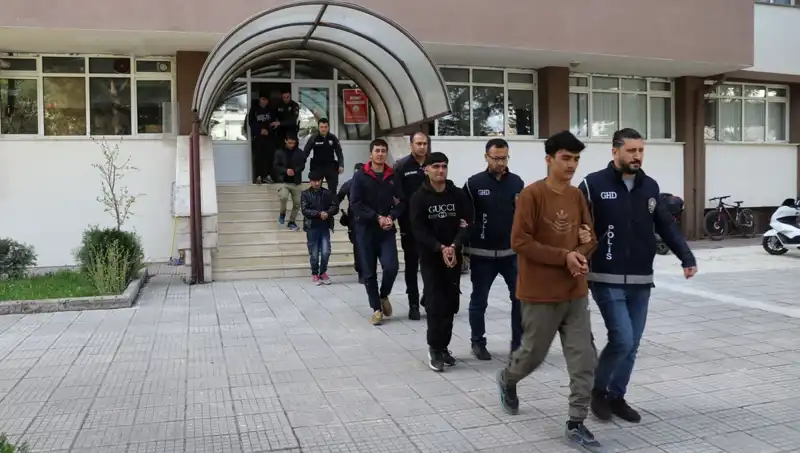 İki İlde 21 Düzensiz Göçmen Yakalandı: Göçmen Kaçakçılığına Darbe