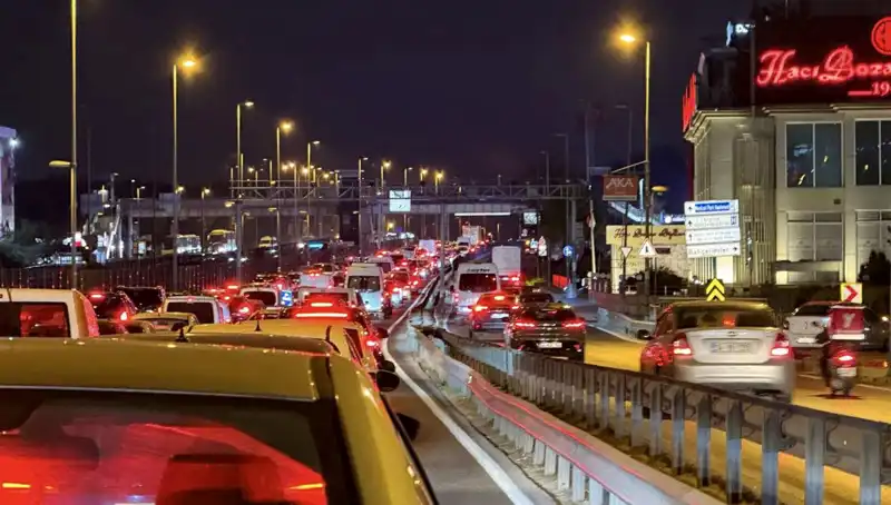 Yenibosna Metrobüs Yaya Üst Geçidinde Yenilik Ve Güvenlik Çalışmaları Başladı