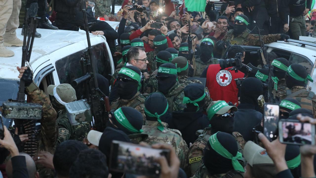Hamas, İsrail Kızılhaç'a 3 İsrailli kadın esiri teslim etti