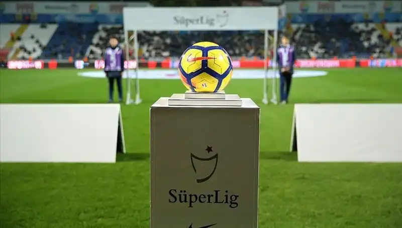 Süper Lig'de Pazar Ateşi: Takımların Zorlu Mücadelesi Merakla Bekleniyor