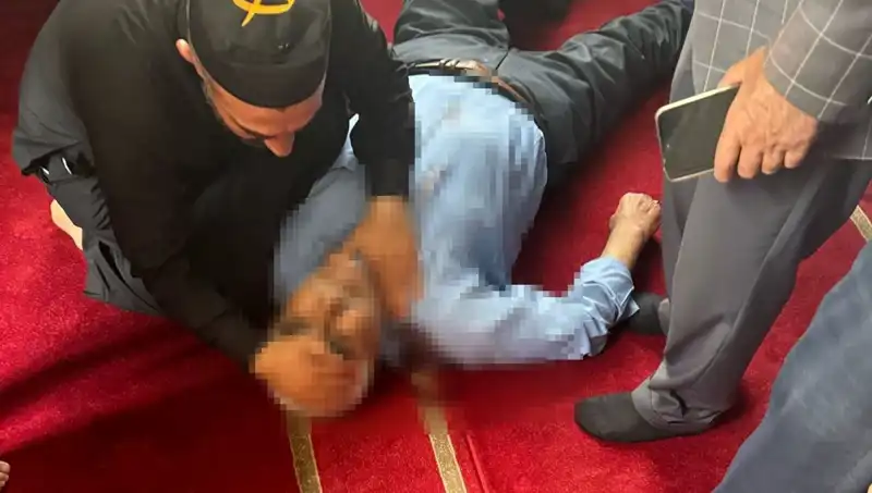 Camide Namaz Kılarken Bıçaklanan Adamın Yaşam Mücadelesi Devam Ediyor