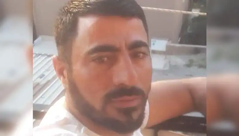 Annesinin Görüştüğü Kişiyi Kamayla Öldürerek Şok Etti!
