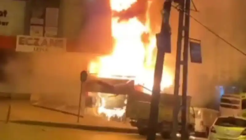 Başakşehir İş Merkezinde Yangın: Ekipler Hızla Müdahale Etti
