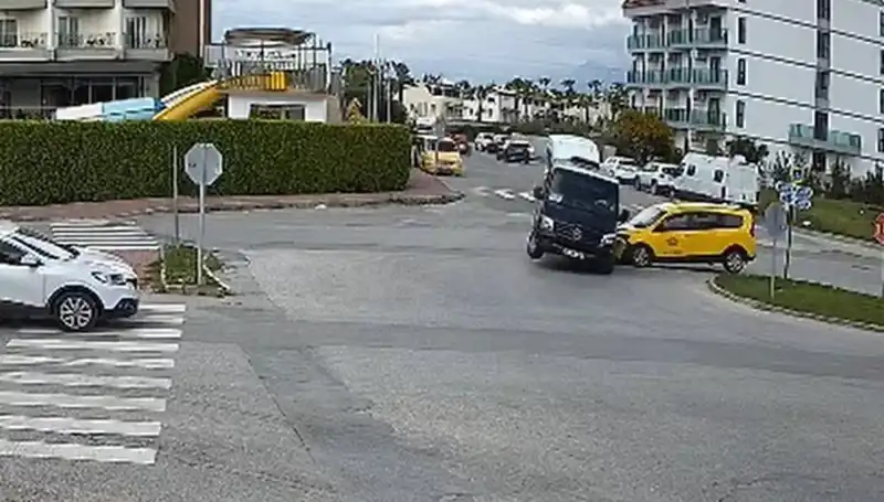 Minibüs ve Taksi Kavşakta Çarpıştı, Korkunç Kaza Sürücüleri Yolda Bıraktı
