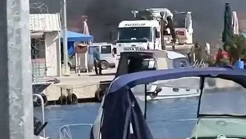 Tuzla Balıkçı Barınağında Büyük yangın: Lastikler Alev Alev Yandı!
